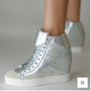 NIB Cynthia Richard Fearless Silver Metallic Wedge Sneaker